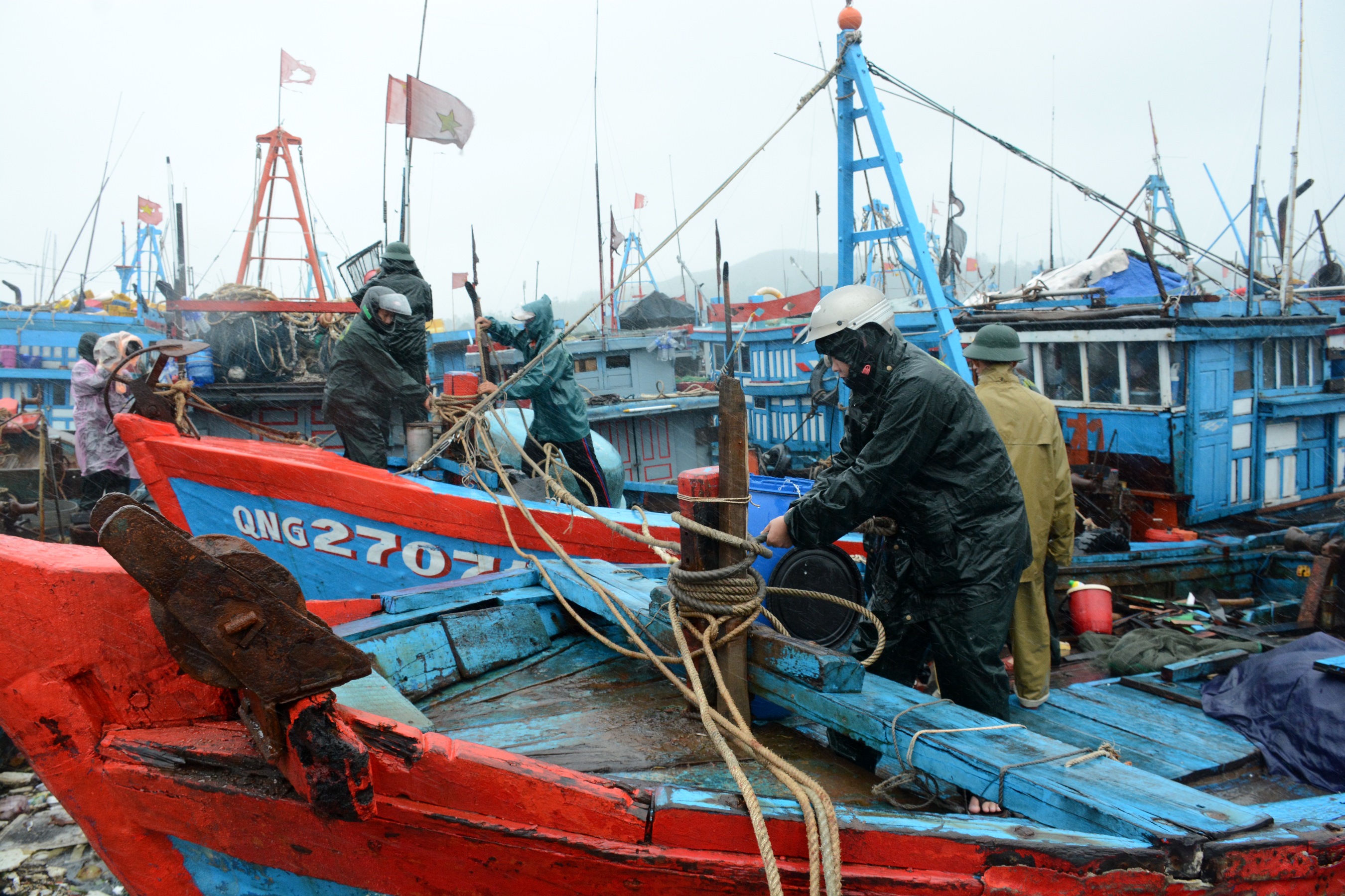 LLVT tỉnh Quảng Ngãi sát cánh cùng nhân dân vượt bão